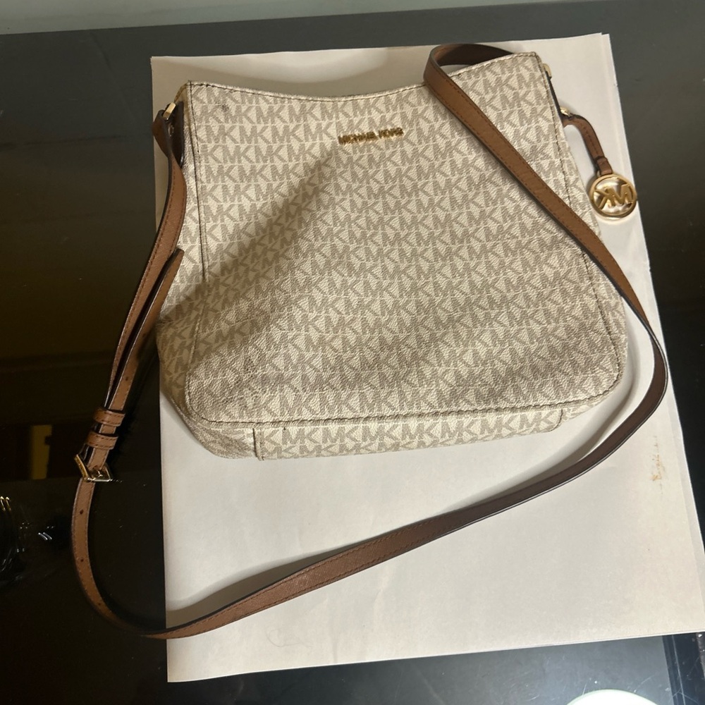 Michael Kors Jet Set Large Messenger Bag
